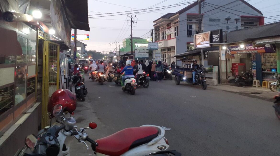 Sudah macet tidak sabar, eeeh kagok jatuh ibu dan anaknya di motor