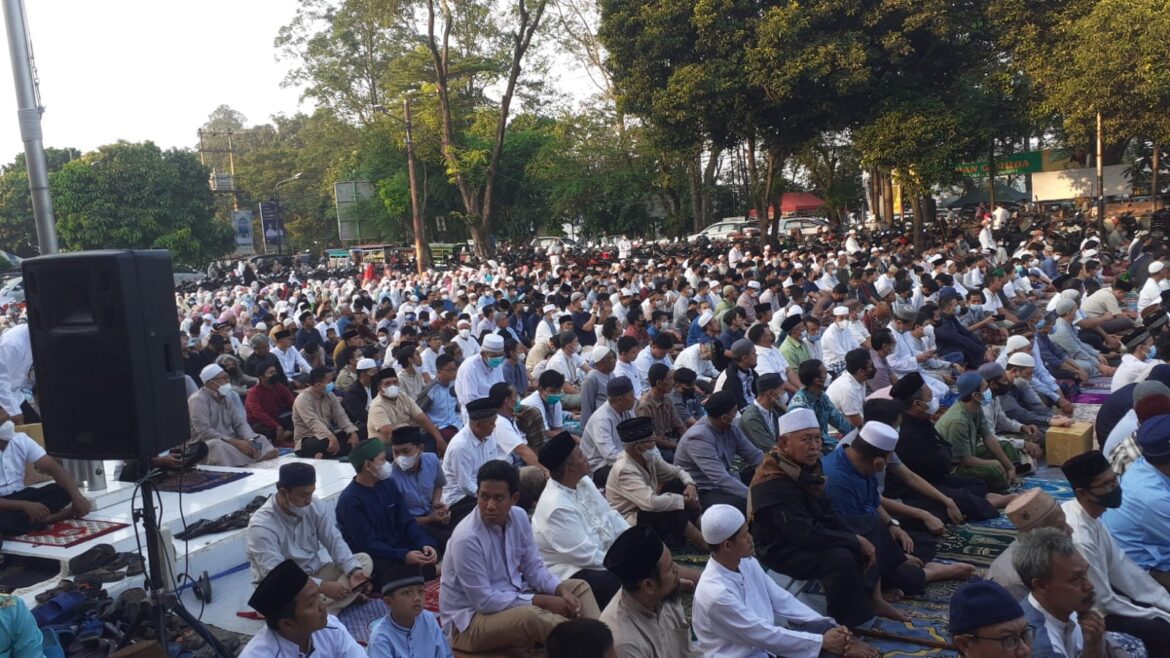 Acara solhat idul Adha di selenggarakan  halaman kecamatan Cipondoh samping SDN