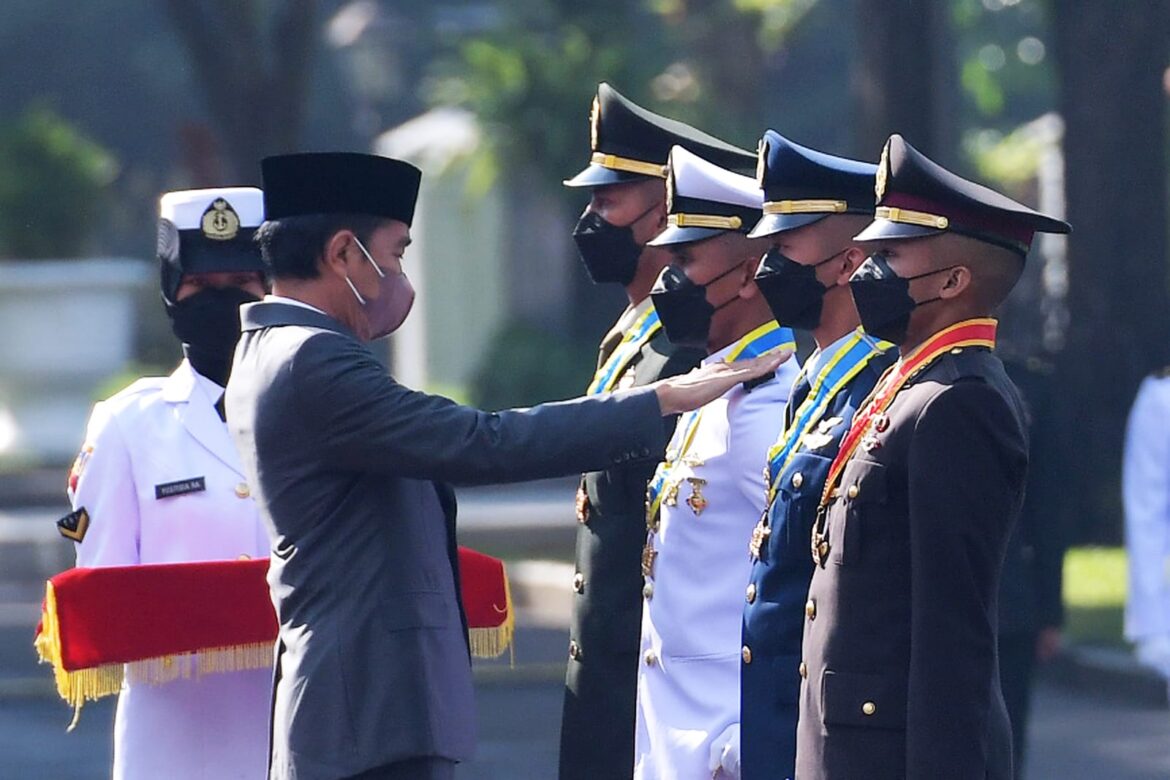Presiden RI Joko Widodo (Jokowi) melantik dan mengambil sumpah 754 orang calon perwira remaja (capaja) Tentara Nasional Indonesia dan Kepolisian Negara Republik Indonesia (Polri)