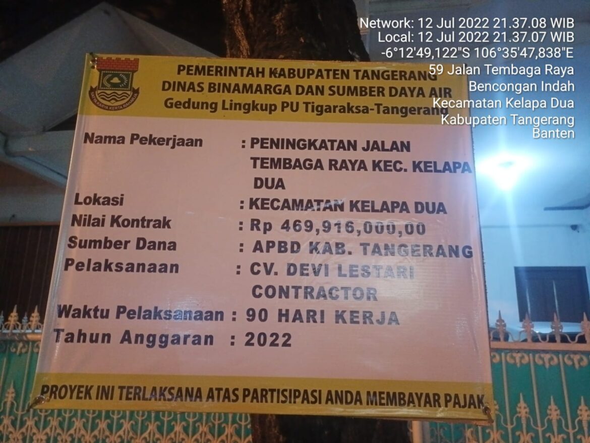 Pelaksana proyek pembangunan jalan cor beton yang kini tengah