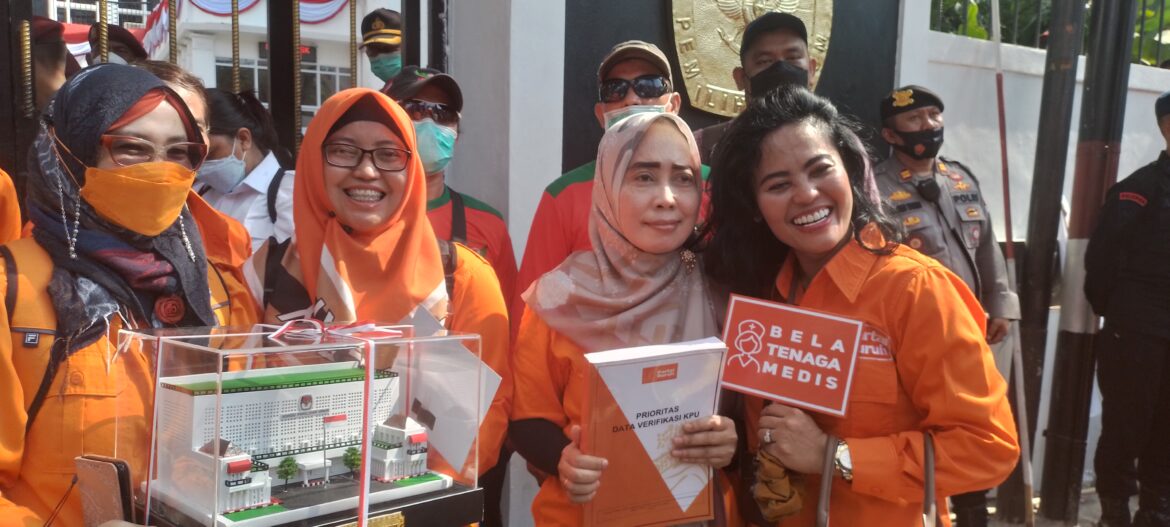 Ketua Partai Buruh  Said Iqbal mendaftarkan diri sebagai peserta Pemilu 2024 ke KPU RI