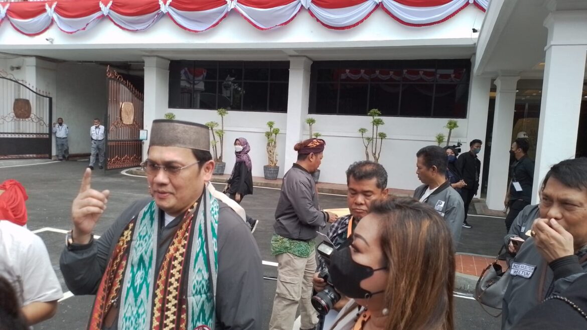 Artis dan Advokat Farhat Abbas mendaftarkan Partai Negeri Daulat Indonesia (Pandai) sebagai peserta Pemilu 2024 ke Komisi Pemilihan Umum (KPU)