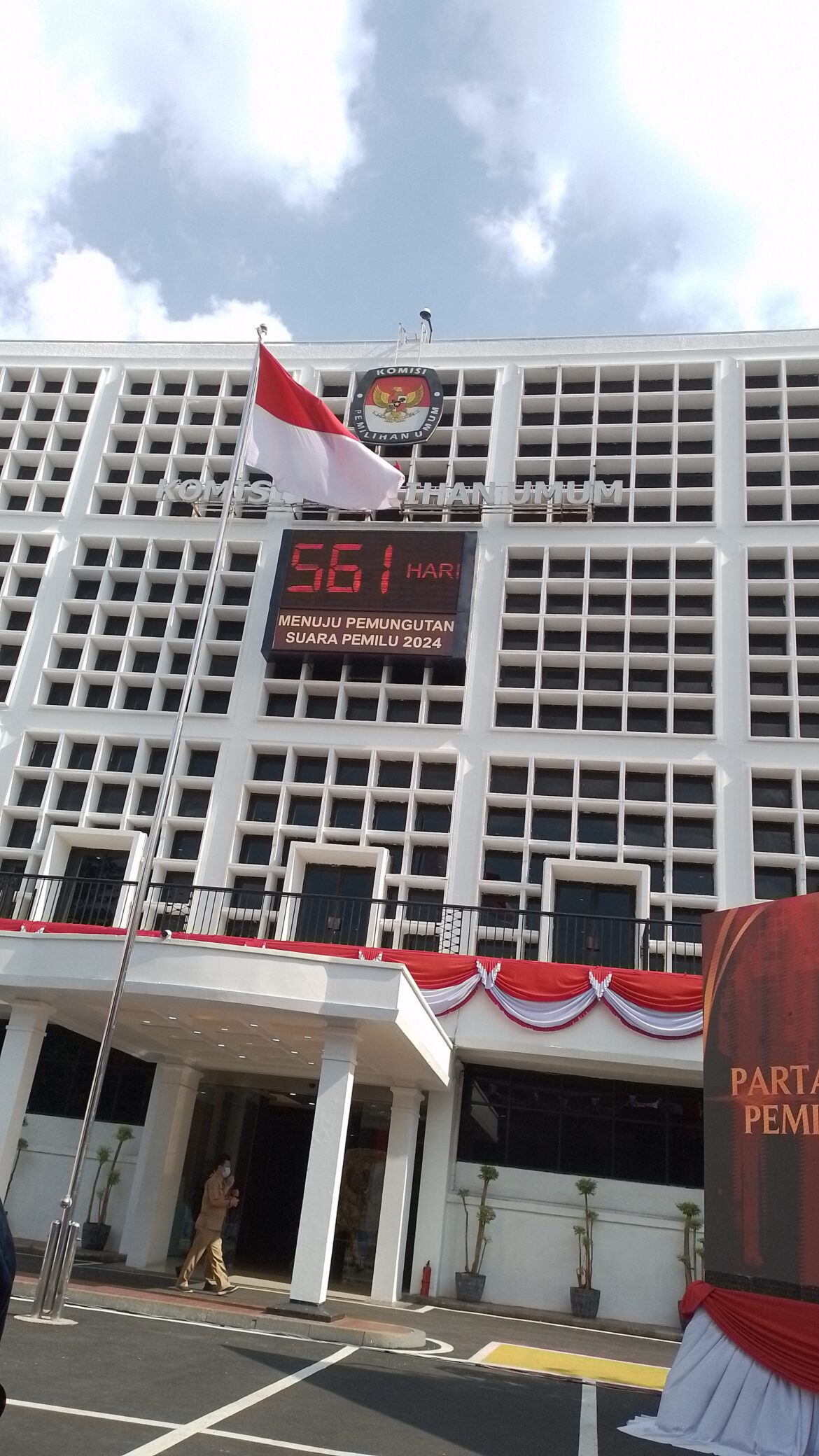 Pendaftaran calon partai politik (parpol) peserta Pemilu dimulai hari ini. Ada sepuluh parpol yang akan mendaftarkan diri ke KPU.