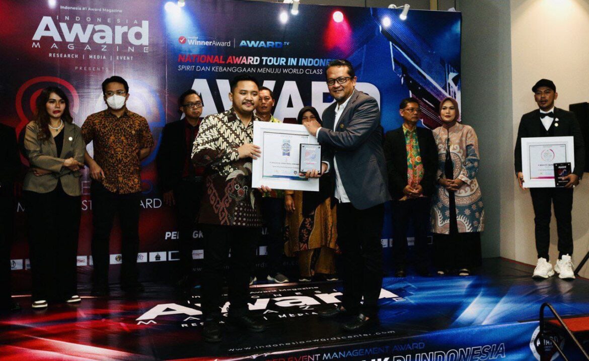 Ketua Unit Integrasi Media & Hal Ehwal Korporat Mewakili CEO TV AlHijrah Raih Penghargaan Award No.1 di Indonesia