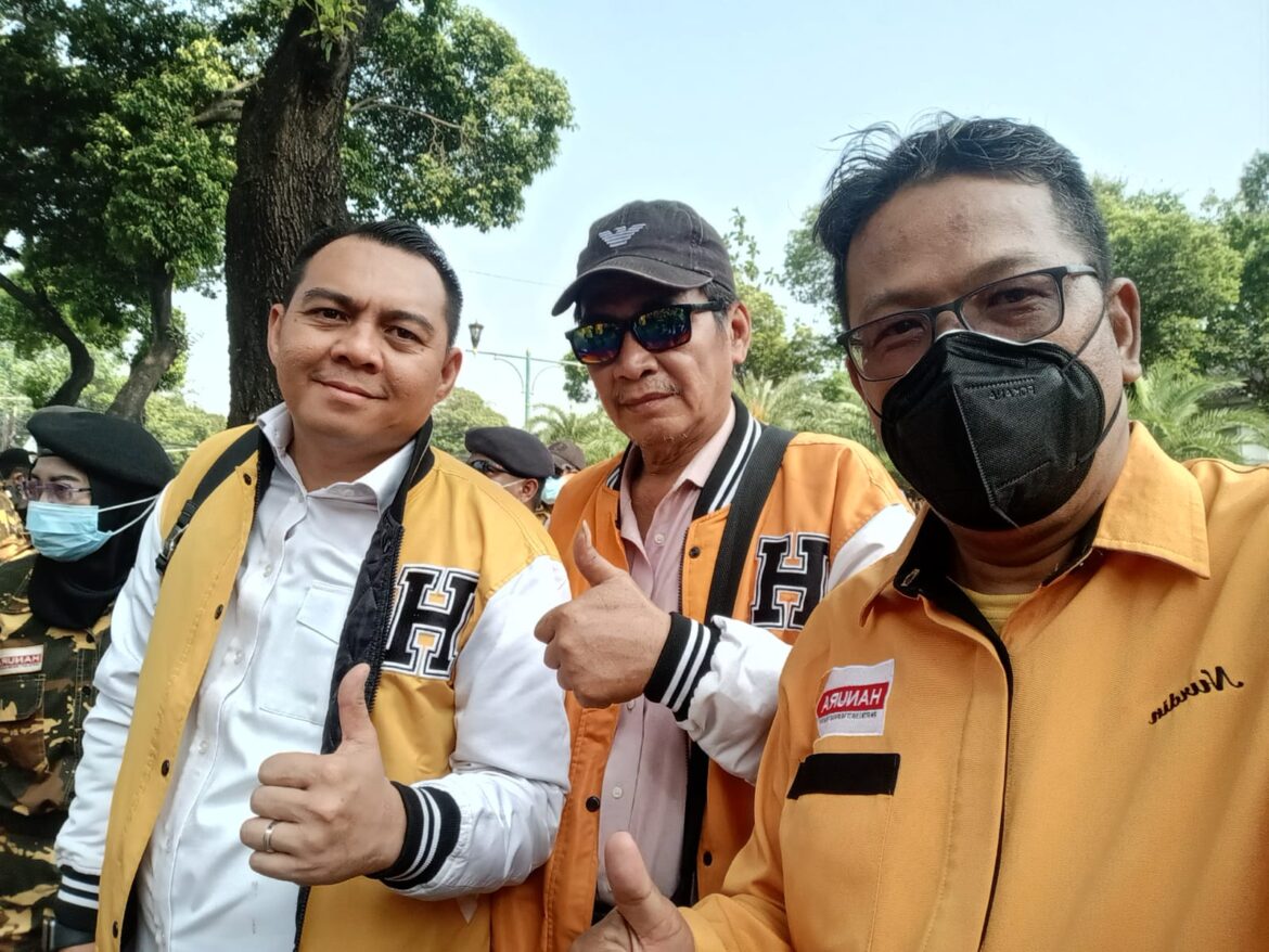 Ketua Umum Partai Hati Nurani Rakyat (Hanura) Oesman Sapta Odang (OSO) bersama kader dan petinggi Hanura tiba di kantor KPU RI,