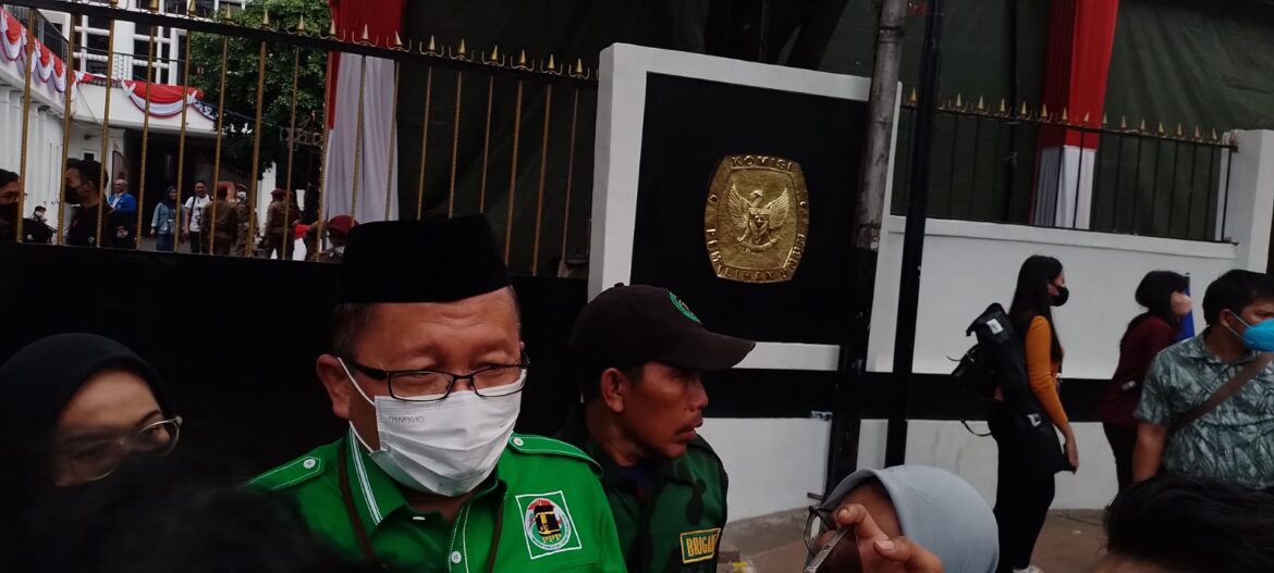 Tiga ketum partai KIB daftarkan partai masing-masing untuk mengikuti Pemilu 2024 di KPU, Jakarta,