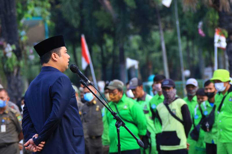 Wali Kota menjabarkan apel gabungan yang diikuti oleh petugas dari DLH, Dishub.