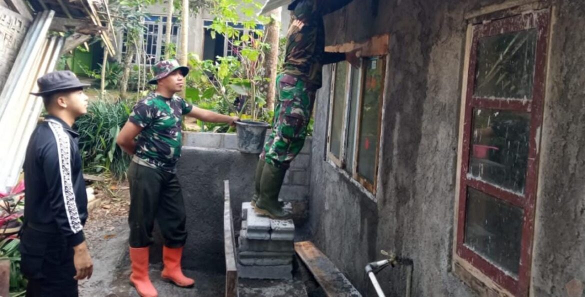 Tiga pot bunga cantik tergantung di teras menambah suasana rumah tersebut