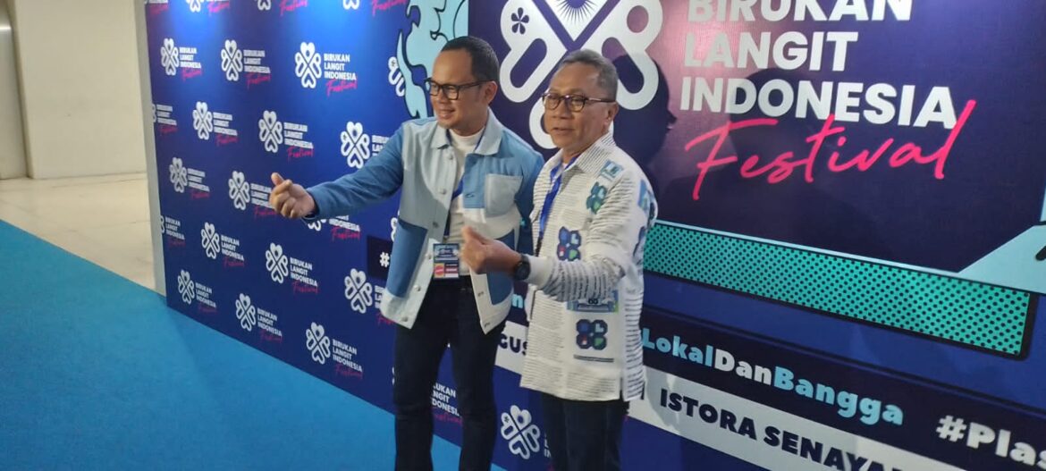 Erick Thohir pun akhirnya naik ke panggung setelah disapa Zulhas.