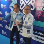 Erick Thohir pun akhirnya naik ke panggung setelah disapa Zulhas.