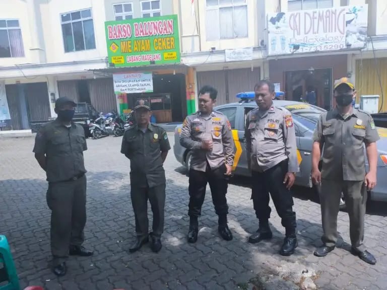 Iptu Cep Muslim didampingi anggota melaksanakan kegiatan Patroli biru  bersinergi dengan Satpol