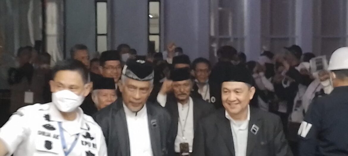 Tarian tersebut ditampilkan di depan gerbang KPU setelah berjalan menyusuri Jalan Imam Bonjol,