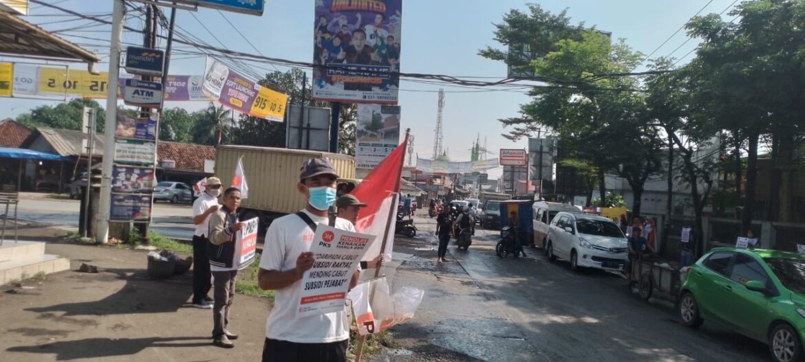 Massa dari DPC Partai Keadilan Sejahtera (PKS) menolak kenaikan harga BBM jenis Pertalite dan Pertamax