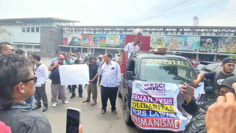 Karawang jadi lautan manusia, dan kantor Bupati Karang, minta mudur, karena tidak bisa mengayomi