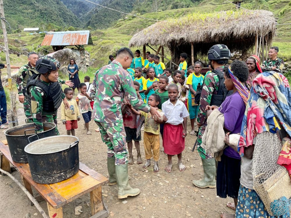 Kedekatan antara Tentara Nasional Indonesia dengan rakyat memang tidak bisa dipisahkan
