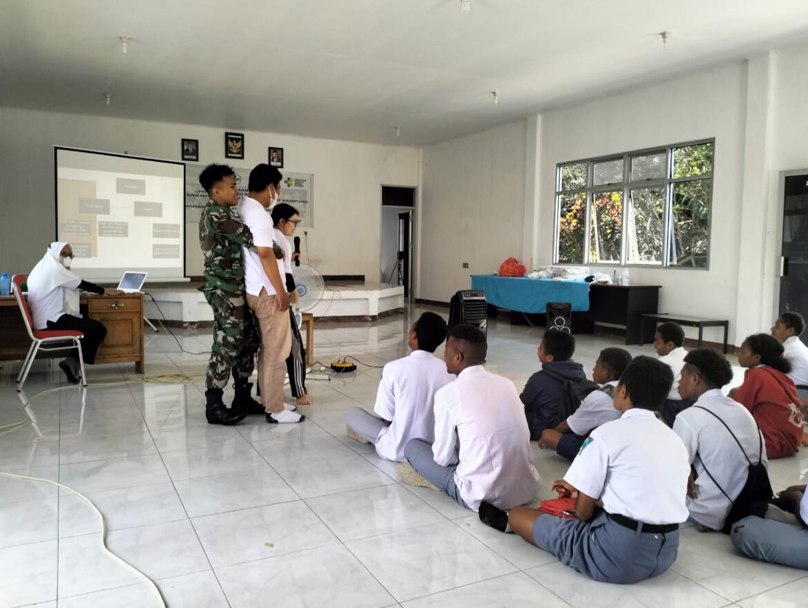 BERSAMA NUSANTARA SEHAT SATGAS YONIF 126/KC BERI PEMBEKALAN P3K SISWA PERBATASAN DI PAPUA