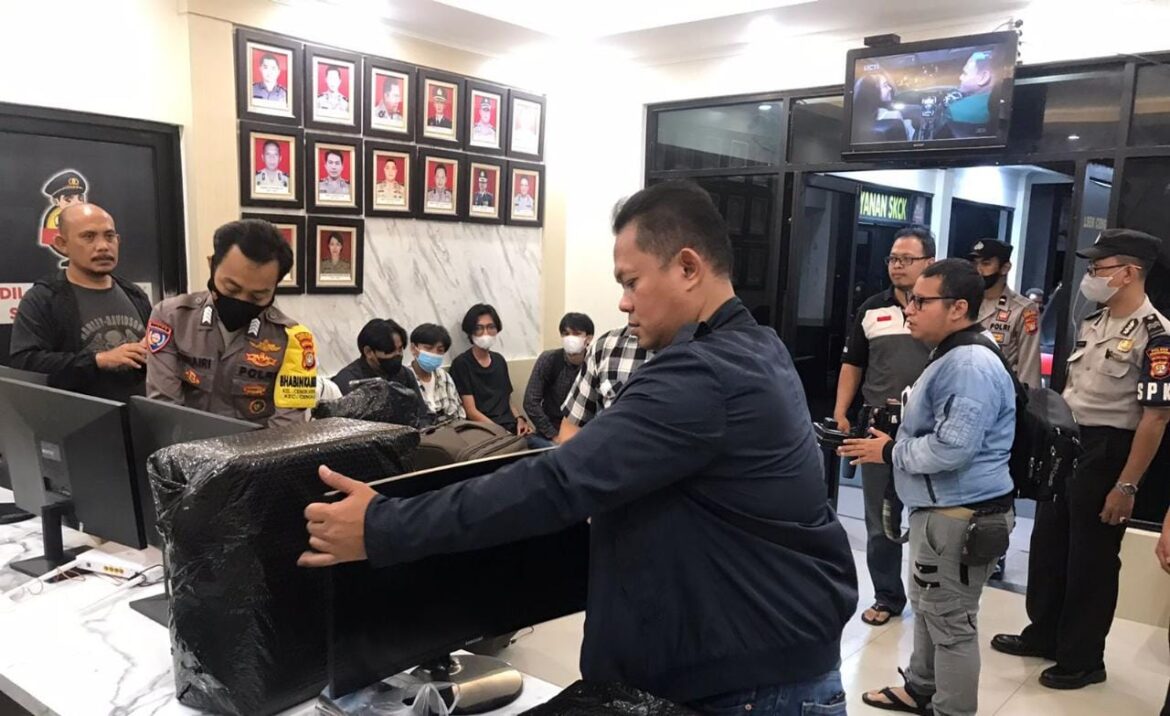 Polisi juga mengamankan beberapa alat PC dan Komputer yang masih di bungkus di sembunyikan di dalam koper.