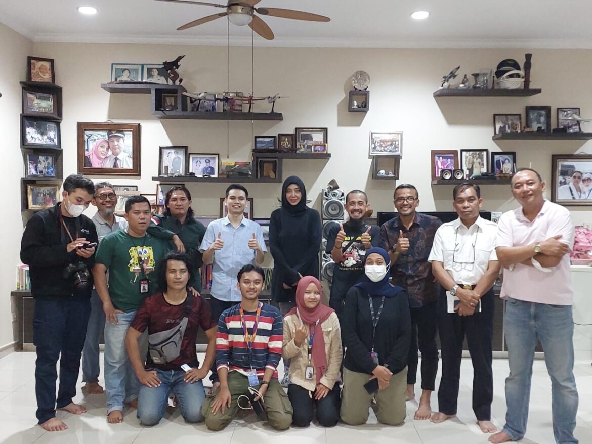 John diturunkan karena disebut menyerang kru pesawat. Saat itu, penumpang lain ikut menghajar