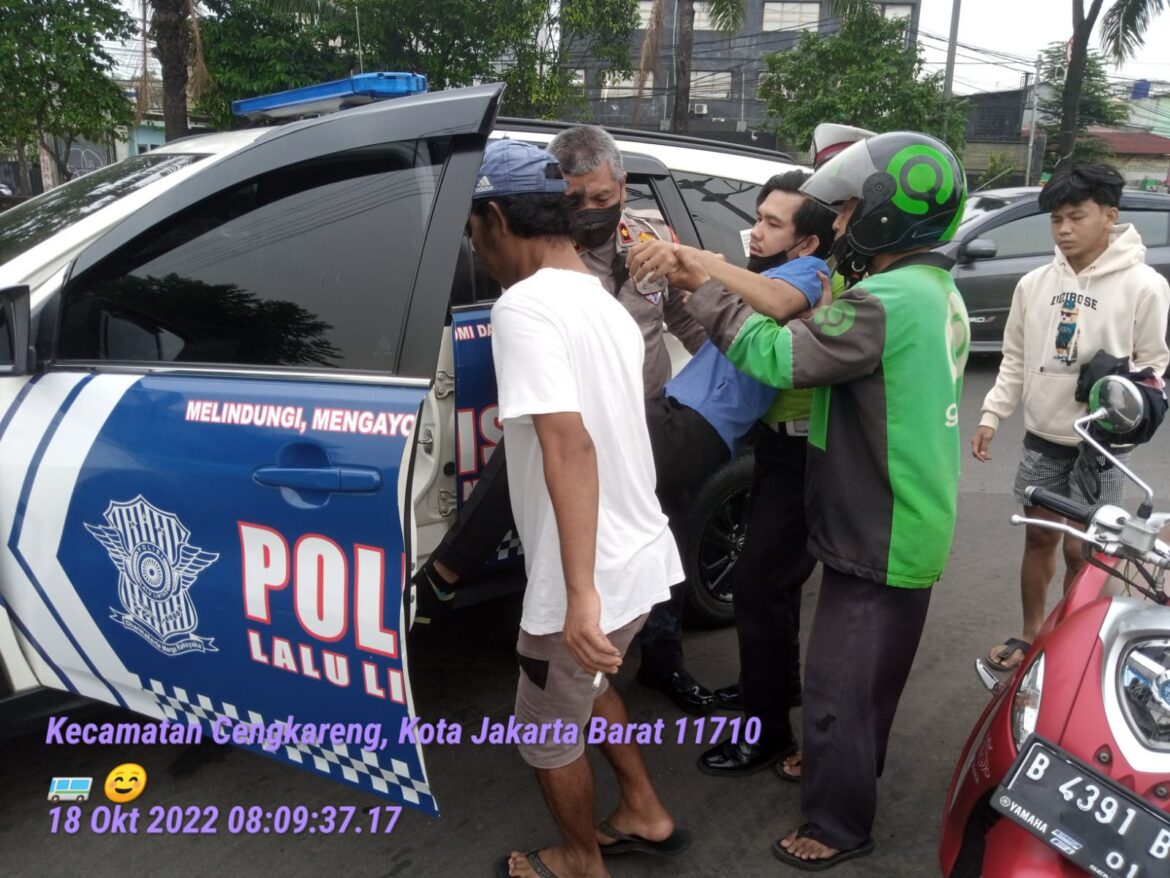 Kejadian tersebut terjadi di jalan daan mogot tepatnya di puteran abc disaat Wakasat Lantas Polres metro Jakarta barat Kompol Mujiyanto