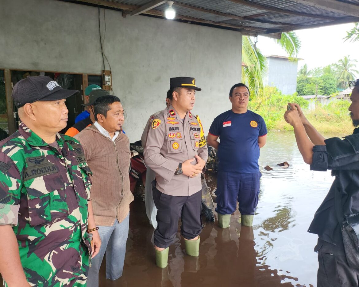 Pihak keamanan yang tergolong Tim bencana, melakukan pertolong pertama pada masyarakat Ketapang Kalimatan Barat.
