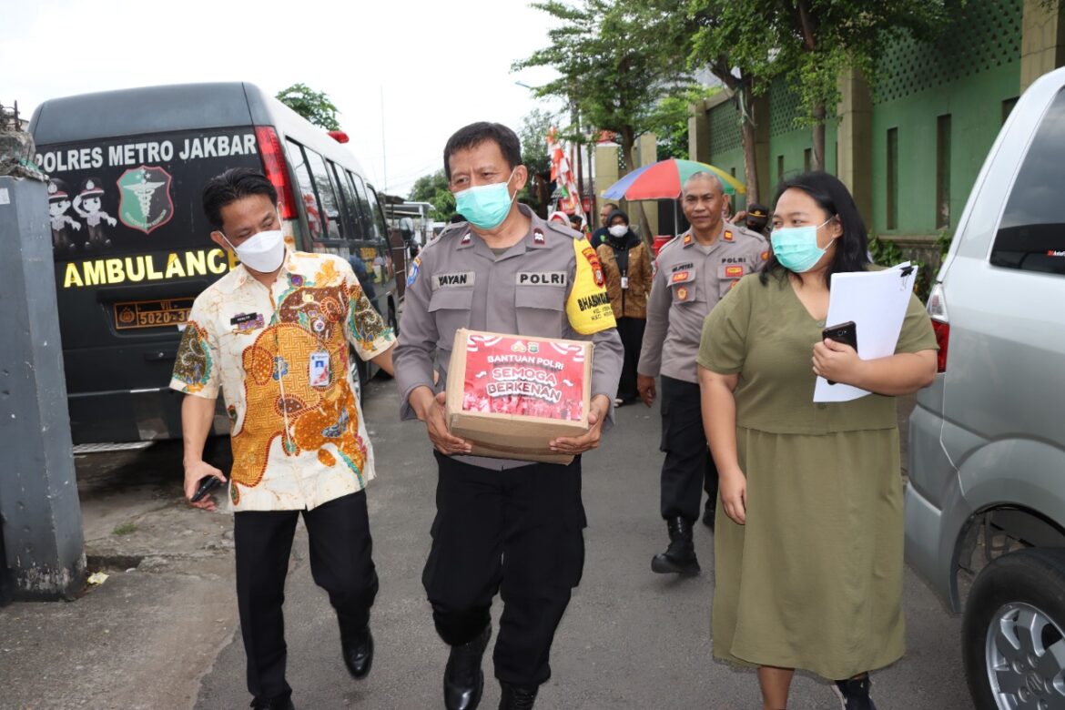 Dr Puskesmas Kelurahan Kebon Jeruk dan sat binmas Polres Metro Jakarta Barat mendatangi anak yang mengalami gagal ginjal