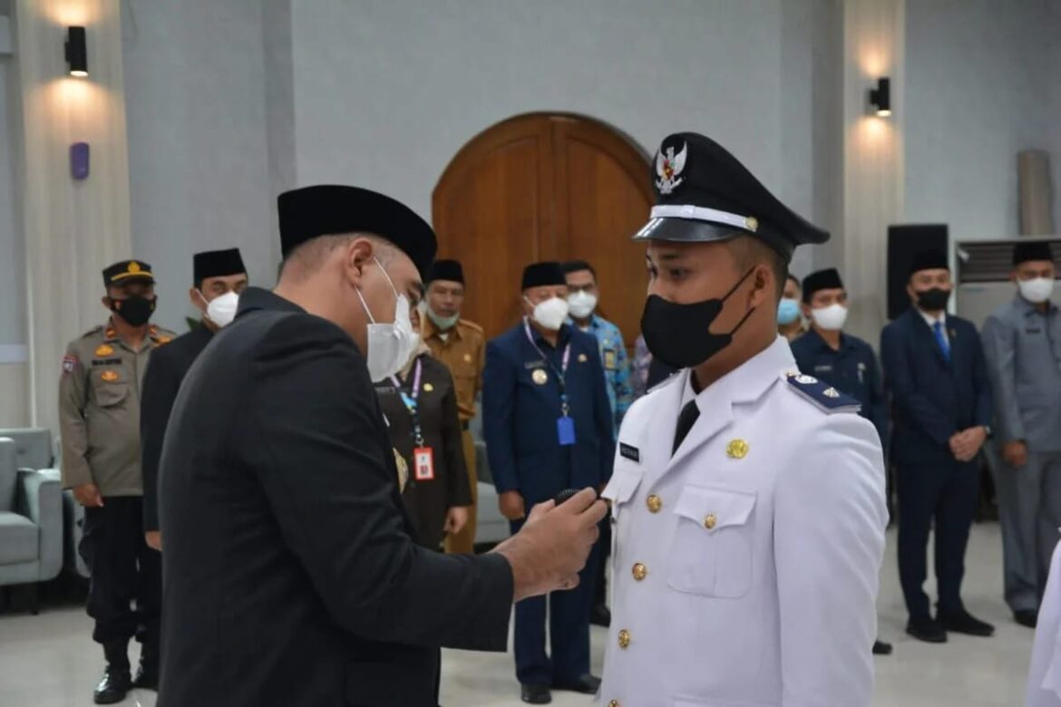 Keduanya adalah Kades Salembaran Jati Kecamatan Kosambi Pandu Triwijaya dan Kades Kandawati Kecamatan Gunung Kaler Sumarni