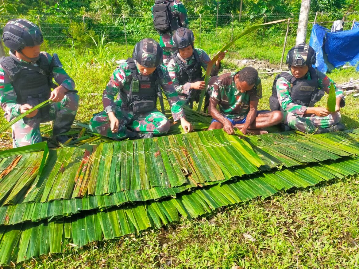 Sambil menyelam minum air, lakukan Anjangsana Satgas Yonif Raider 142/KJ dapat ilmu cara membuat atap Rumbia