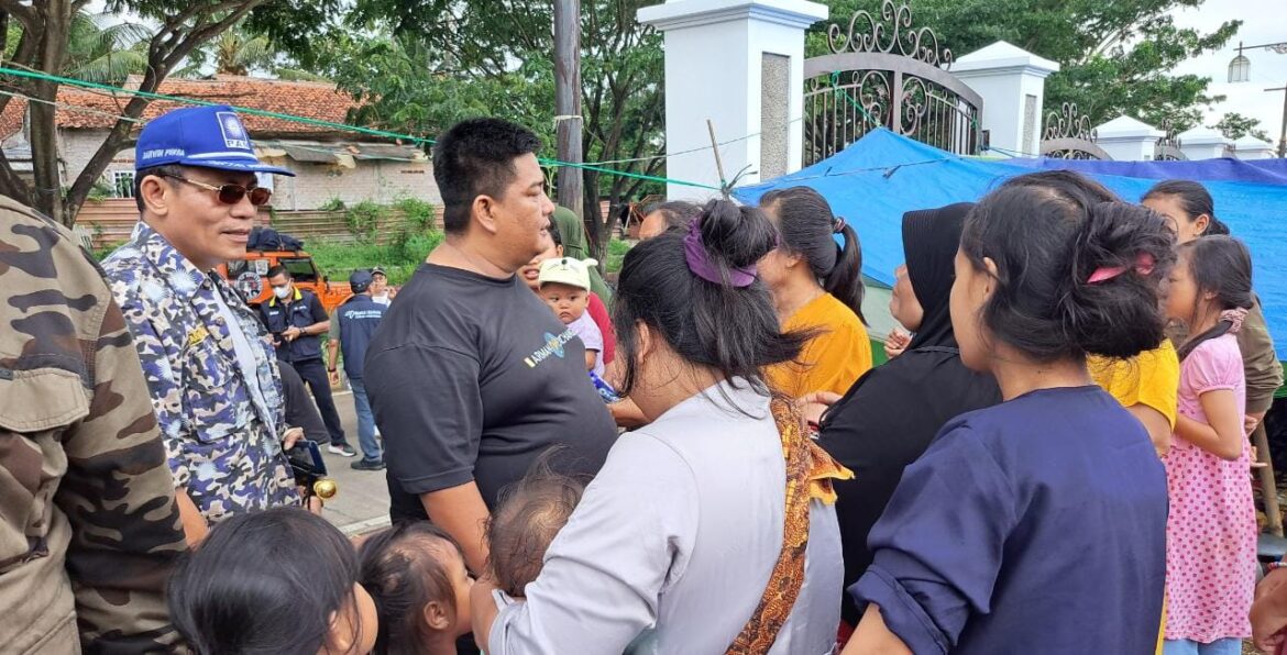 SAAT DISKUSI SETELAH KASIH BANTUAN PAN KE WARGA KORBAN BENCANA GEMPA CIANJUR APALAGI YANG PALING DIBUTUHKAN SELAMA DIPENGUNGSIAN .