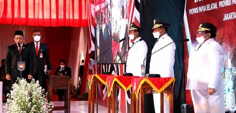 Menteri Dalam Negeri (Mendagri) Muhammad Tito Karnavian resmi melantik tiga Penjabat (Pj.) Gubernur Daerah Otonom Baru (DOB) Papua