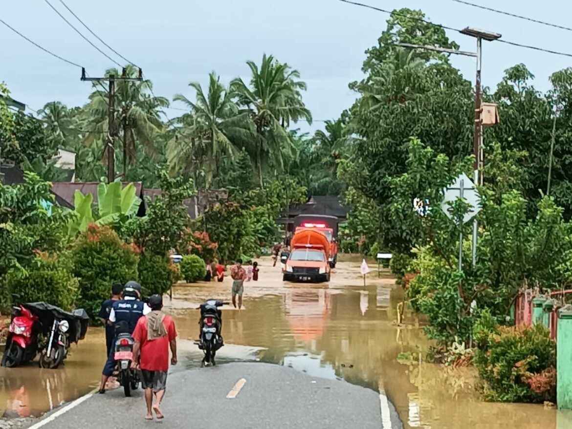 Prajurit Lanal Sibolga Posal Natal Ikut Serta Dalam Penanggulangan Banjir Di Mandailing Natal.