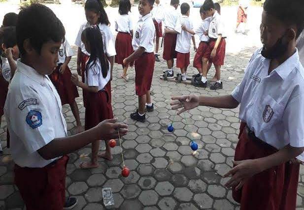 Ketakutan para orang tua murid bermain lato-lato membuat anaknya takut kena kepala dan mata.