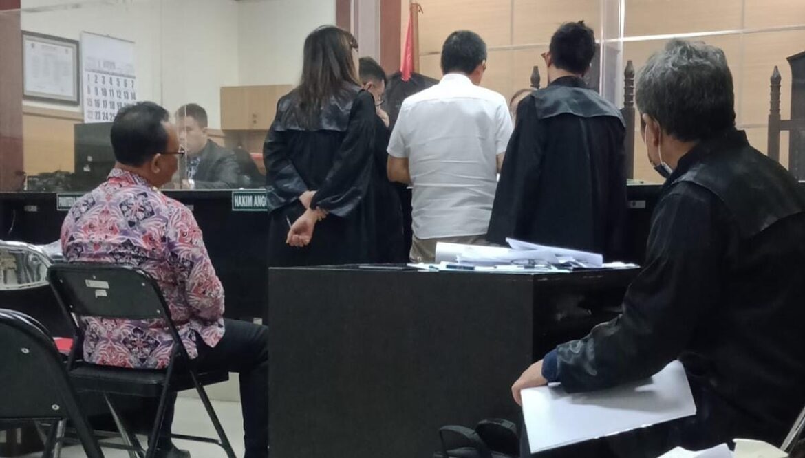 Jpu meradang memerintahkan majelis hakim untuk mengusir wartawan dari ruang sidang. Perintahkan keluarkan saja pak hakim dari ruang sidang.