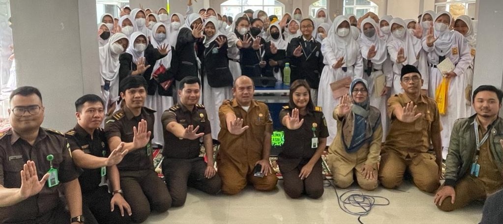 Kejari Kota Tangerang Selatan (Tangsel) memberi wawasan perihal hukum kepada para siswa di Sekolah Menengah Pertama Negeri (SMPN) 9 Kota Tangerang Selatan