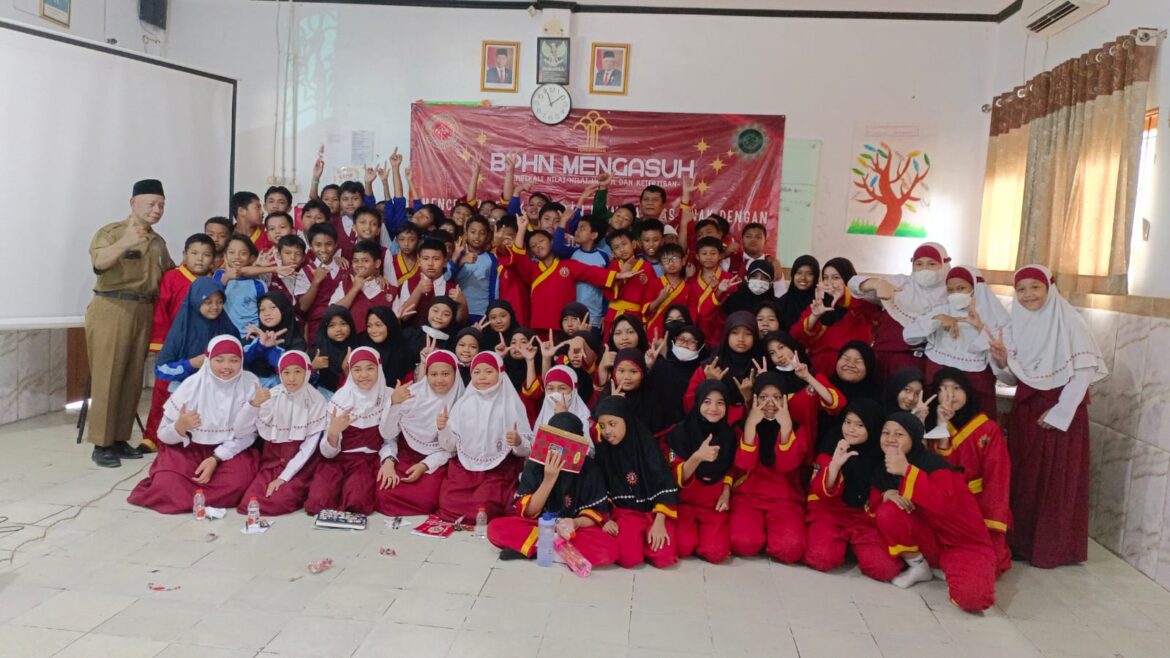 Orang tua pemegang peran penting terhadap tingkah laku anaknya. Sedangkan guru hanya membimbing selama di sekolahan.