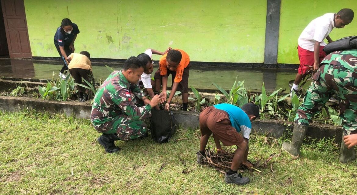 Siswa di Ajak Murid SD Inpres Wambes bergotong royong membersihkan lantai dan semak.