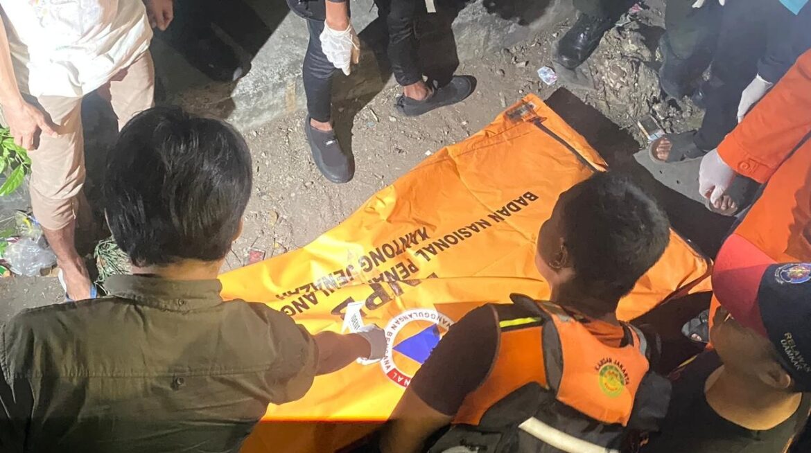 Setelah itu tim SAR gabungan kemudian melakukan proses evakuasi jasad korban menuju rumah duka untuk proses selanjutnya.