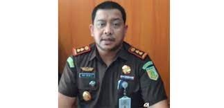 Menyidang kasus kejari, menyidik kasus anak buah kejari, benar-benar di pengadilan.