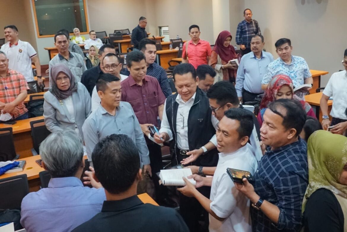 Ketua MPR RI sekaligus Ketua Dewan Pembina Alumni Doktor Ilmu Hukum UNPAD dan Wakil Ketua Umum Partai Golkar Bambang Soesatyo yang sebelumnya dosen tetap pada program S1 Fakultas Hukum.