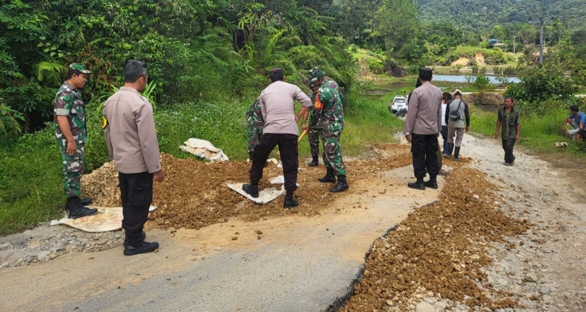 Forkopimcam Parlilitan bersama Masyarakat Gotong Royong Perbaiki Jalan Rusak.