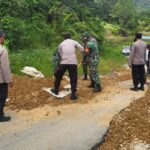 Forkopimcam Parlilitan bersama Masyarakat Gotong Royong Perbaiki Jalan Rusak.