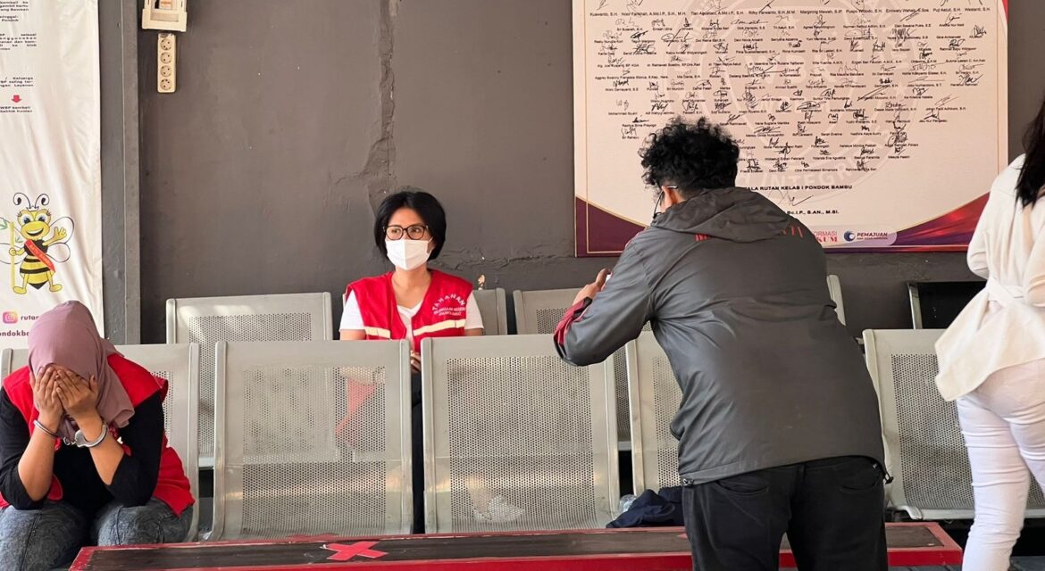 Pengacara bodong : Saya sudah tau tuntutanya ga mksimal dari temen yang ada di kejaksaan ujar korban yang tidak mau menyebutkan namanya.