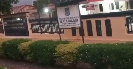 Sudah hilang semua dokumen yang ada bahkan seluruh nomor telepon dalam hp-ku tersebut hilang semua”kesalnya Toni. Ternya di hapus semua lewat imael..