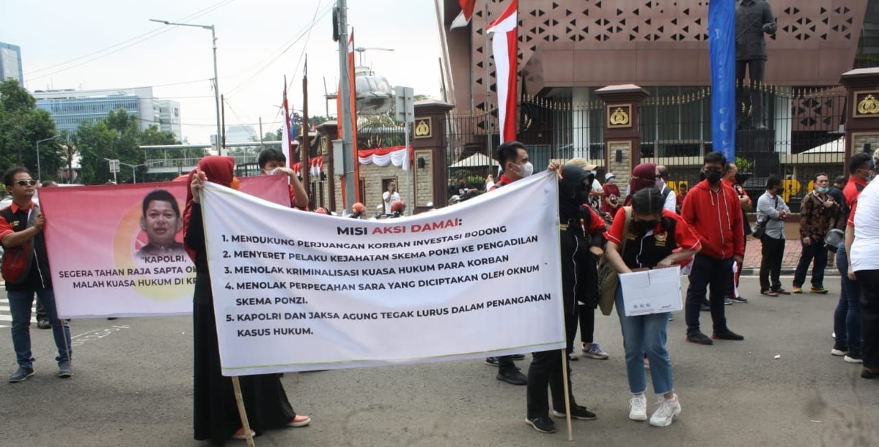 Namun tidak terlaksana, bahkan nasabahnya terbentur hutang dan seolah-olah tahu menahu tentang koperasi ia kelola.