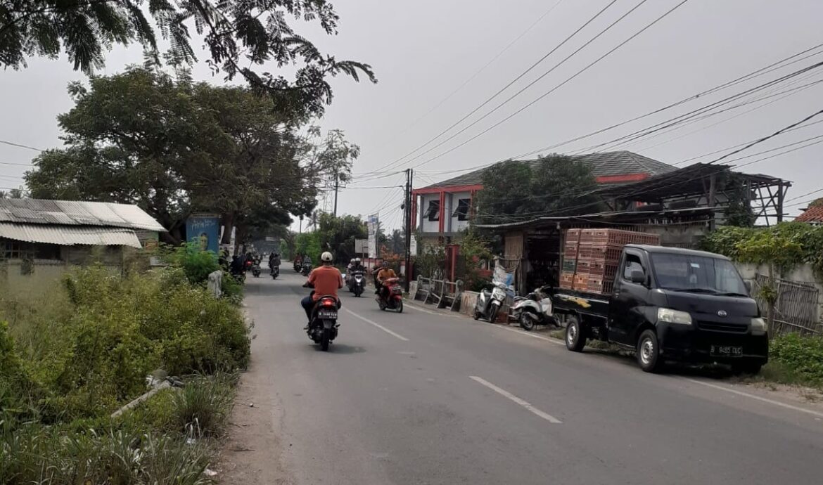 Jalan Raya Pakuhaji Tangerang, tapak sepih para penguna jalan lagi pada liburan.