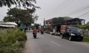 Jalan Raya Pakuhaji Tangerang, tapak sepih para penguna jalan lagi pada liburan.