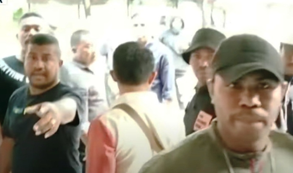 Kekerasan Dalam jurnalis Seorang jurnalis CNN Indonesia TV, Diana Valencia juga ponselnya iba-tiba direbut dan dilempar.