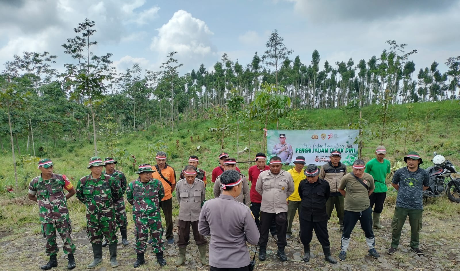 Melakukan penanaman bersama untuk penyelamatan lingkungan yang bertempat di petak 14K luas 12,6 ha Resor Pemangkuan Hutan (RPH).