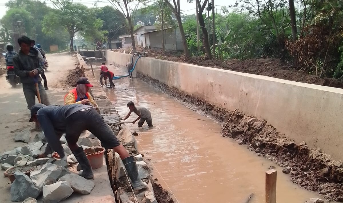 Pekerjaan IPDMIP dalam pelaksanaannya, bahkan pekerjaan yang di kerjakan oleh kedua PT. CGP dan PT. MCR para kerjanya tidak memakai standar Depnaker.