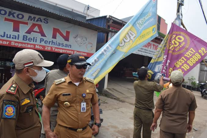 Sampai Warga minta pada Satpol PP Kecamatan Sepatan, jangan sempanduk Caleg saja.