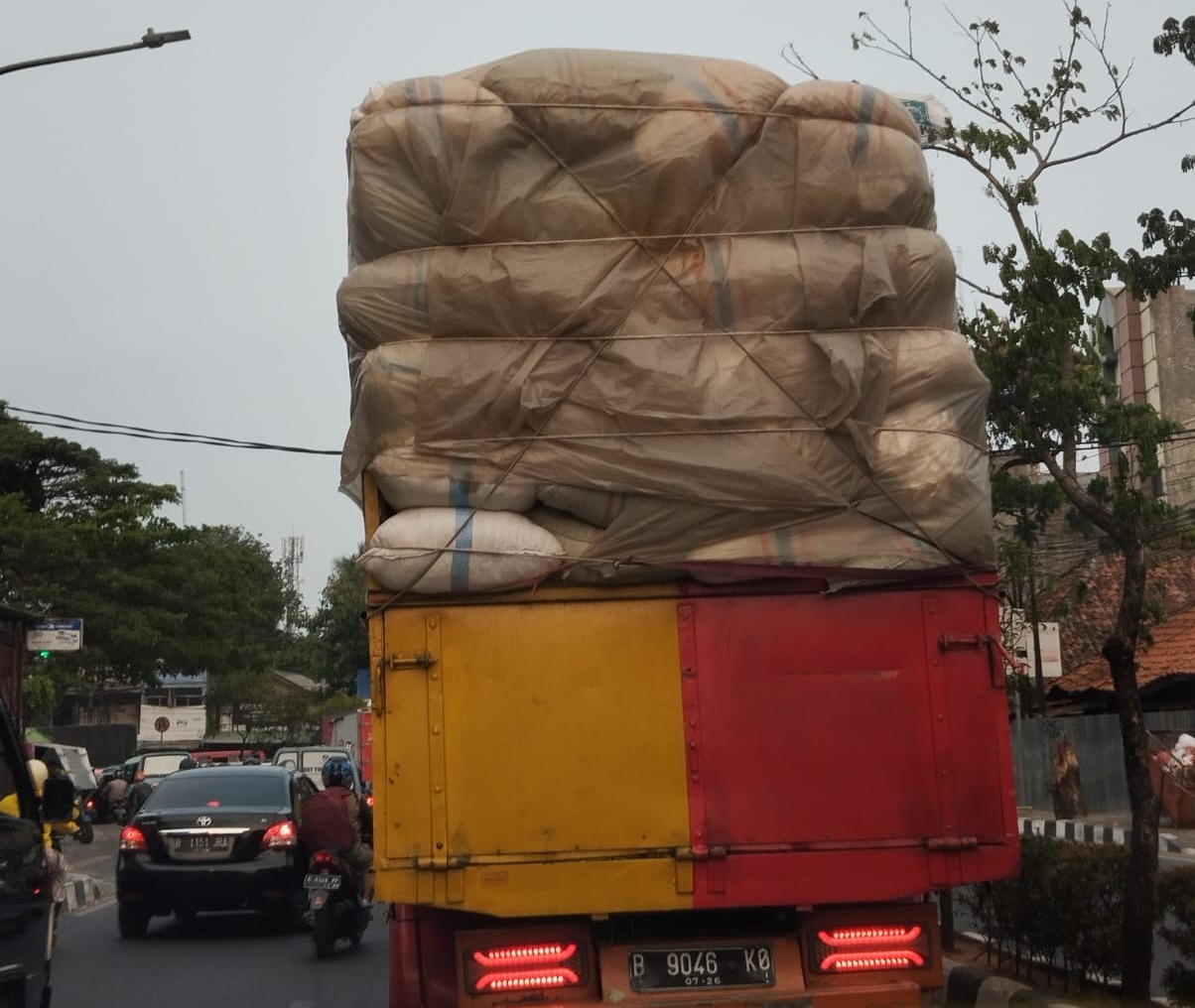 Kurang pengawasan di Dishub Kota Tangerang, dan mobil truk yang melebihi kapasitas lewat kota Tangerang.